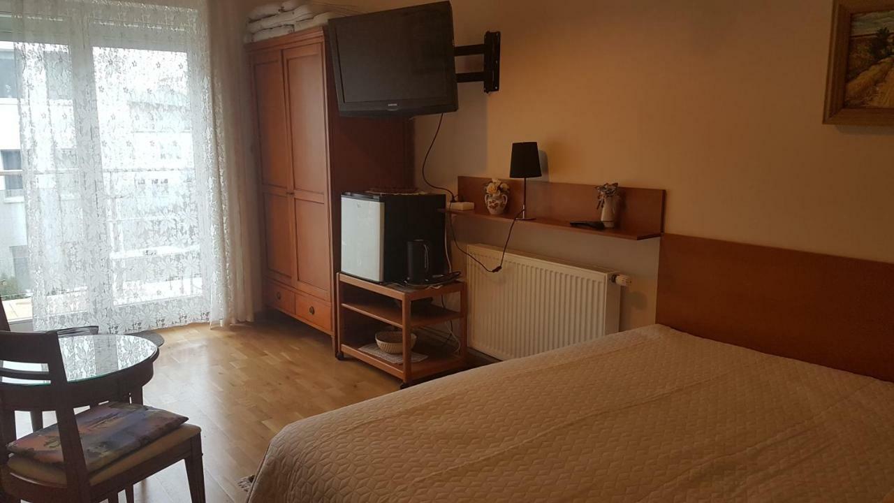 ミエンジズドロイェ ウィラ ツェツィリア Bed & Breakfast エクステリア 写真